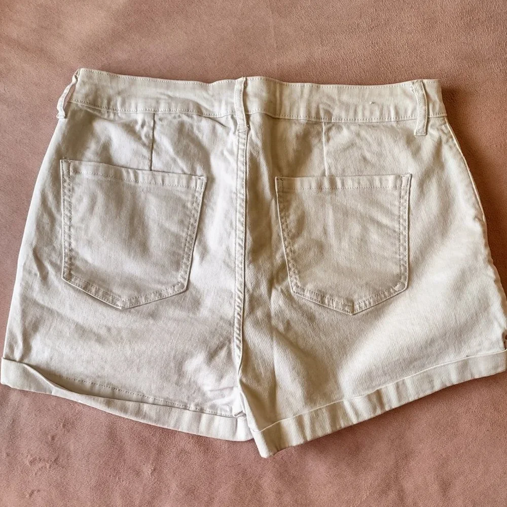 High-Waisted White Shorts - Picture 2 of 3